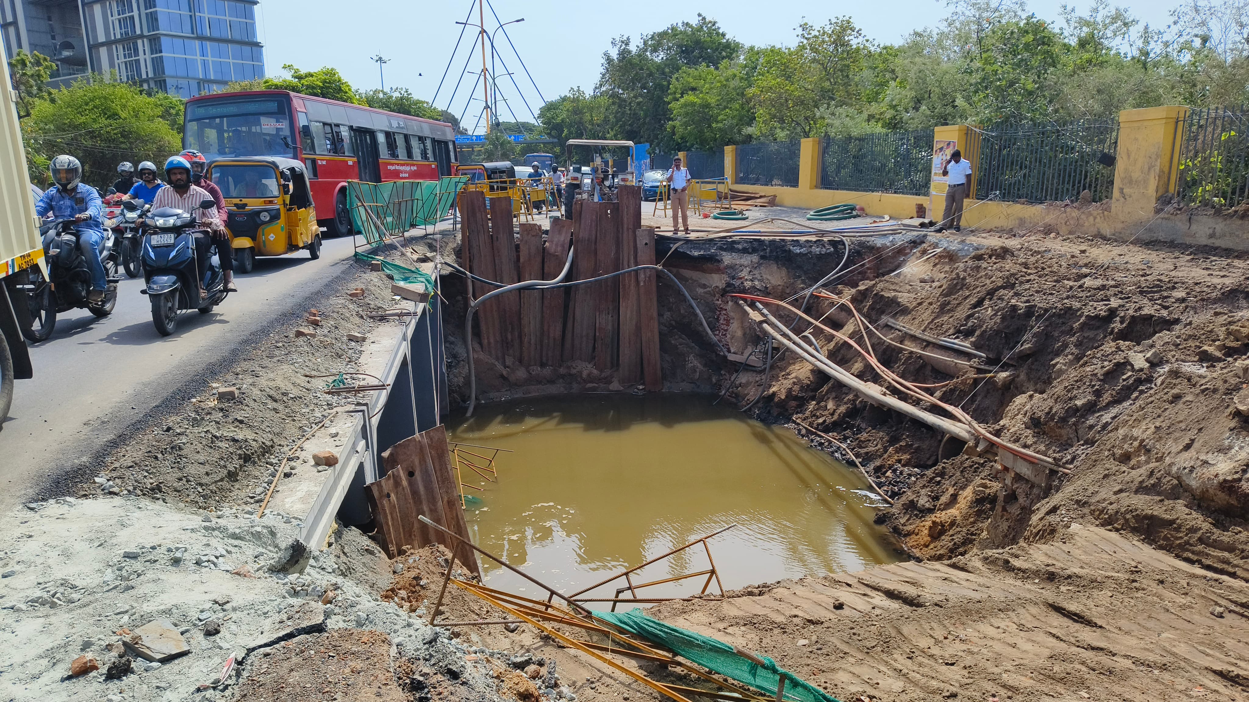 வாகன ஓட்டிகளுக்கு அச்சுறுத்தும்...! சாலையோர பணிகள்...! பெரும் குற்றச்சாட்டு...!
