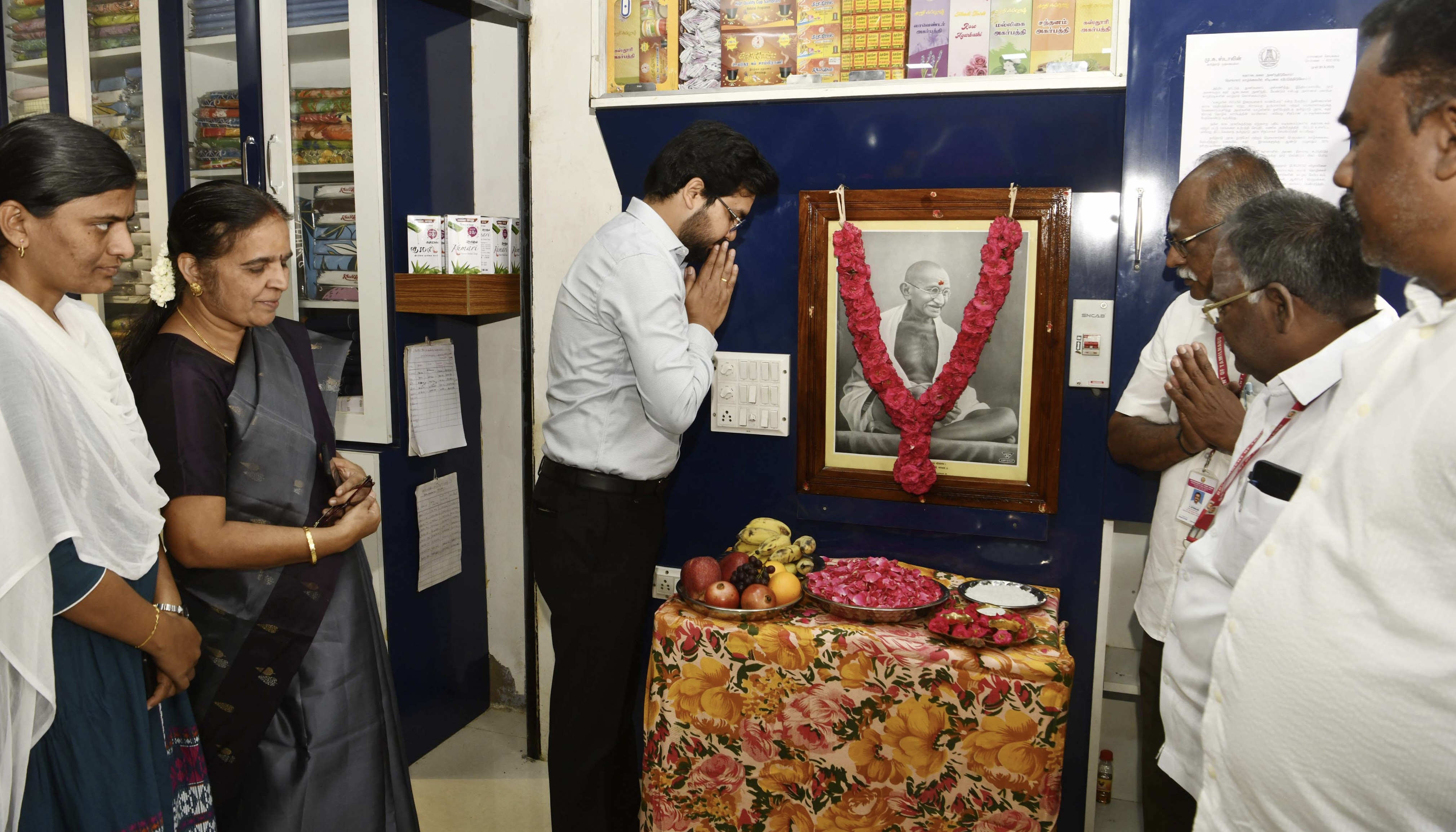 தேனி கலெக்டர் ரஞ்சித் சிங்க் காந்தியடிகள் படத்திற்கு மலர் தூவி மரியாதை..!!!!!