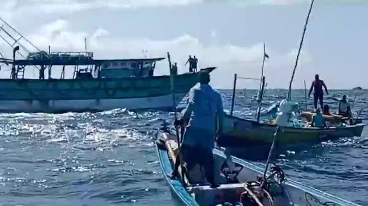 10 பேர் மீது கடற்கொள்ளையர்கள் கொடூரத் தாக்குதல்...! பெரும் பரபரப்பு...!