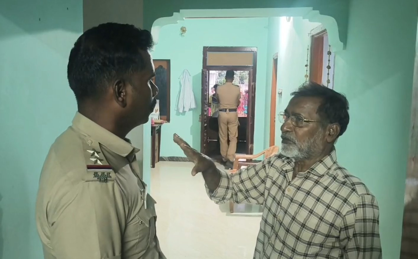 வீட்டில் 200 பவுன் நகை கொள்ளை...! போலீசார் தீவிர விசாரணை...!