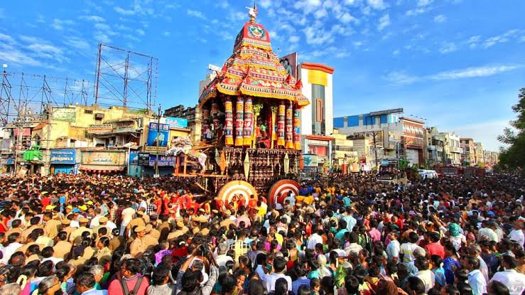 அம்மனை காணத் திரண்ட பக்தர்கள்...! நகர் முழுவதும் மக்கள் வெள்ளம்...!