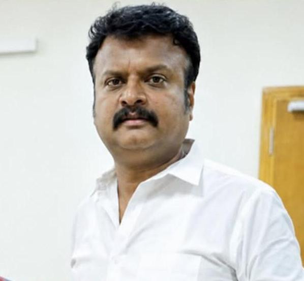 போதையில் தாறுமாறாக கார் ஓட்டி விபத்து !  சஸ்பெண்ட் கமிஷனர் கைது.!!