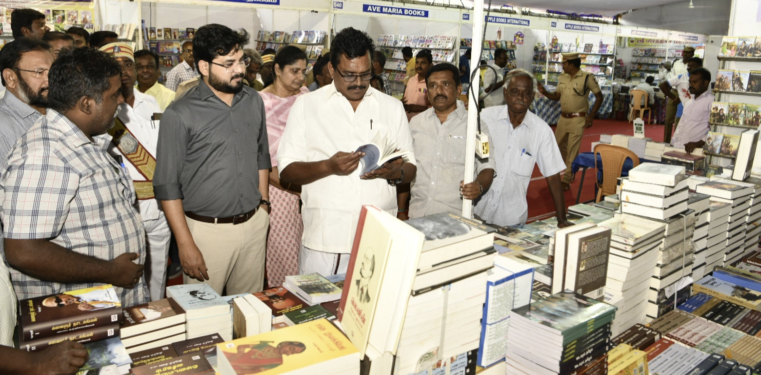இளைஞர்கள் தங்களின் வளர்ச்சிக்கு தேவையான புத்தகங்களை வாங்கி படியுங்கள்...!!தேனி எம்பி அறிவுரை...