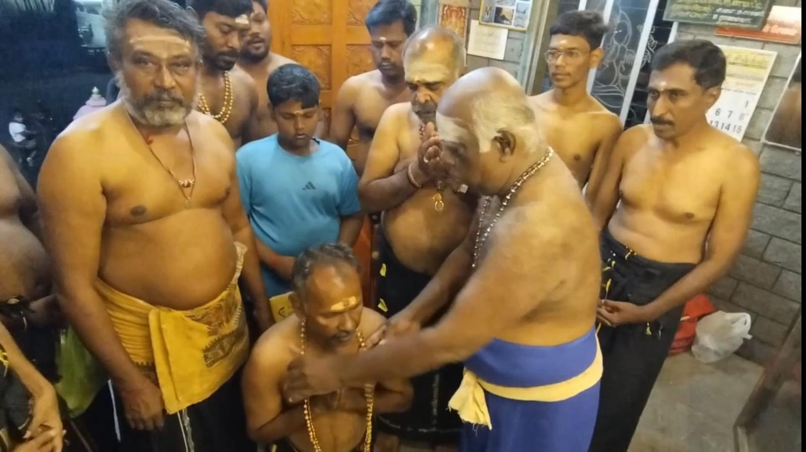 மாலை அணிவித்து விரதம் துவங்கிய ஐயப்ப பக்தர்கள்..!!!