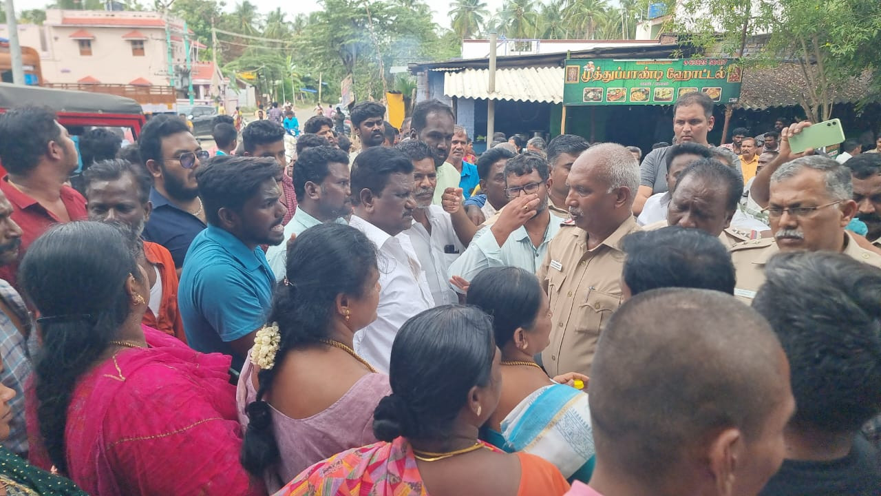 பேரூராட்சி தலைவர், துணைத் தலைவர் மோதல்...! 3 மணி நேர போக்குவரத்து பாதிப்பு...!