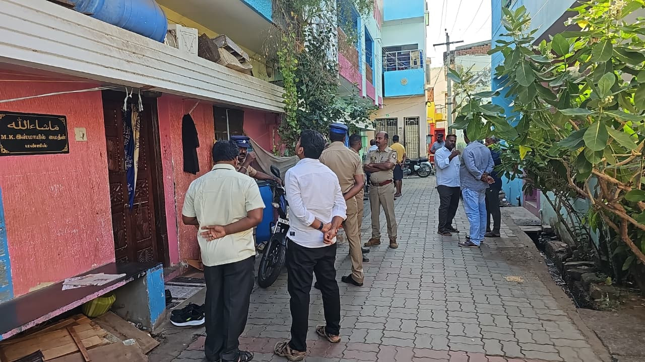 திண்டுக்கல் என்.ஐ.ஏ. சோதனை...! கட்சியினர் ஆர்ப்பாட்டம்...! பெரும் பரபரப்பு....!