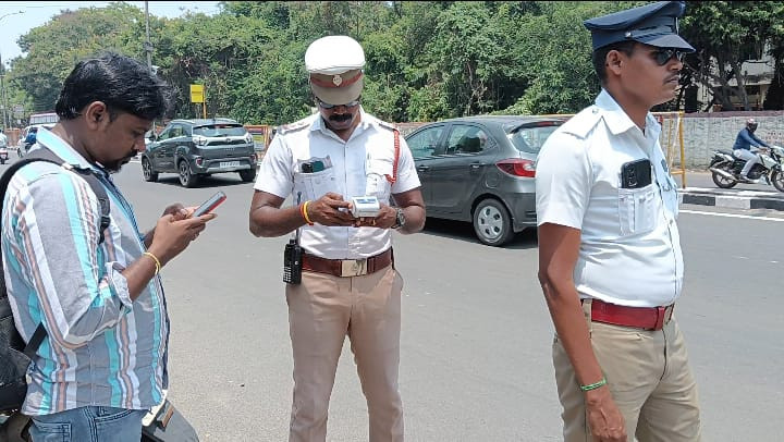 நிலை தடுமாறி விழும் அபாயகரமான சூழல்...! காவல்துறையால் மக்கள் அச்சம்...!
