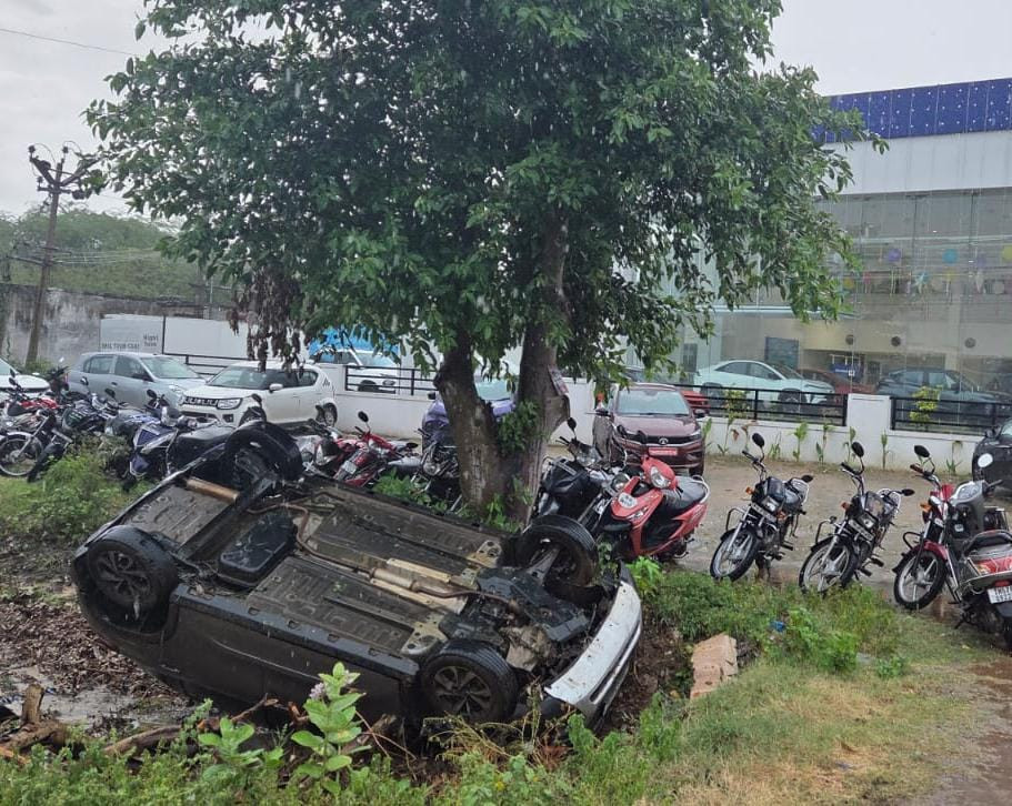 சொகுசு கார் விபத்து...! கொடைக்கானலில் இருந்து திரும்பியவர்கள் படுகாயம்..?
