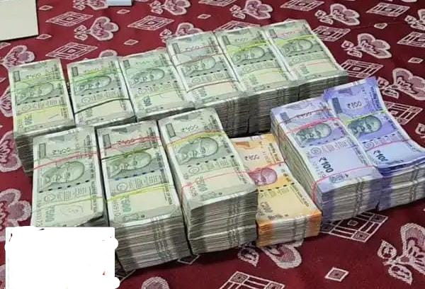 சாக்கு முட்டையில் கட்டு கட்டாக பணம் - அதிர்ச்சி !  பறக்கும் படையினர் அதிரடி !!  கோவில்பட்டி அருகே பரபரப்பு  !!!