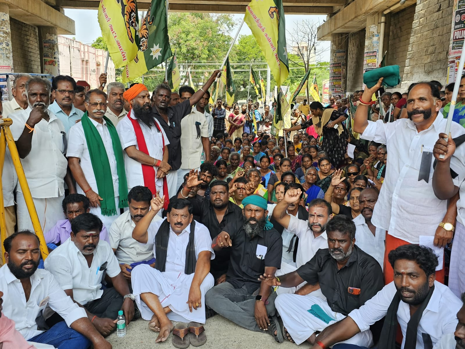 ஆட்சியர் அலுவலகம் முன்...! அனைத்து கள்ளர் கூட்டமைப்பினர் ஆர்ப்பாட்டம்...!