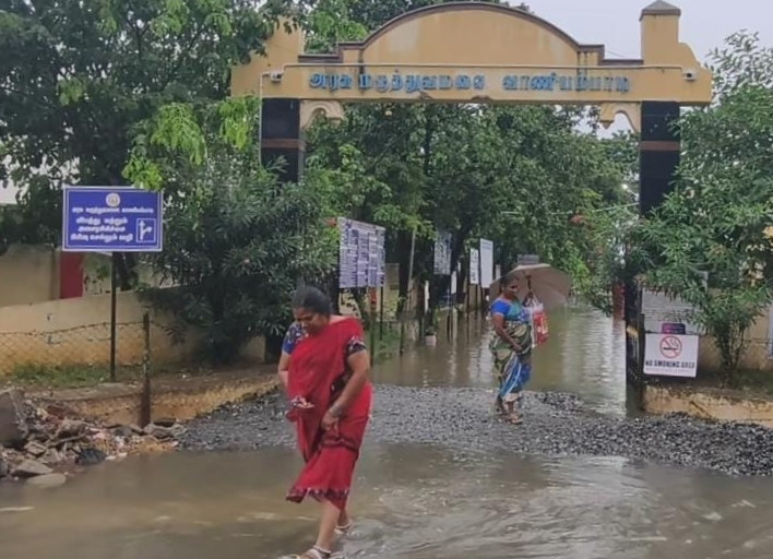 கனமழை..! அரசு மருத்துவமனை வளாகத்தை சூழ்ந்த மழைநீர்...!