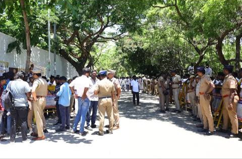 தமிழக அரசியலில் திடீர் மாற்றம்...! 400-க்கும் மேற்பட்ட முக்கியப் புள்ளிகள்...! முன்னாள் அமைச்சர்கள் கூண்டோடு தவெக-வில்..!