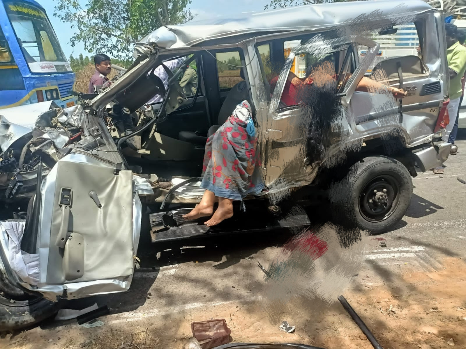 கோரவிபத்து...! வருவாய் கோட்டாட்சியர் ஆரமுது தேவசேனா பரிதாப பலி...! 