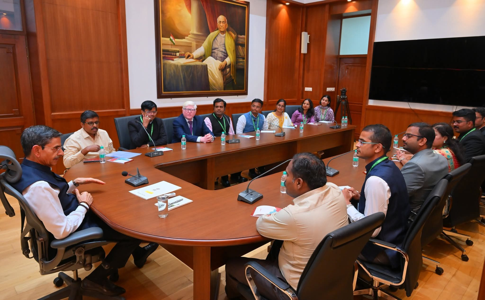 "எதிர்த்துப் போராட வேண்டும்"..! ஆளுநர் வலியுறுத்தல்...!