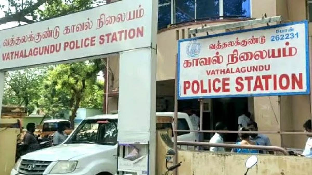 வத்தலக்குண்டில் பயங்கரம்...! மோதல்..!  பெட்ரோல் குண்டு வீச்சு..! திக் திக் நிமிடங்கள்..!