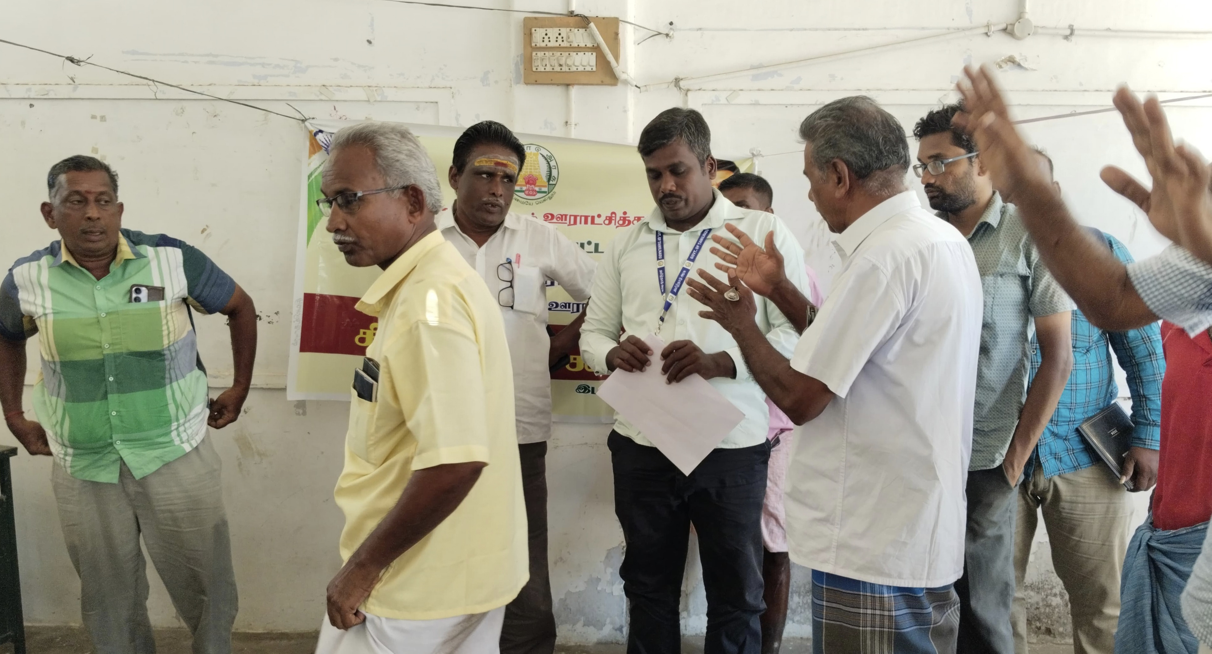 சிவலிங்காபுரம் கிழக்குப் பகுதி புறக்கணிப்பதாக கூறி கிராம சபையில் பொதுமக்கள் வாக்குவாதம்....!!!