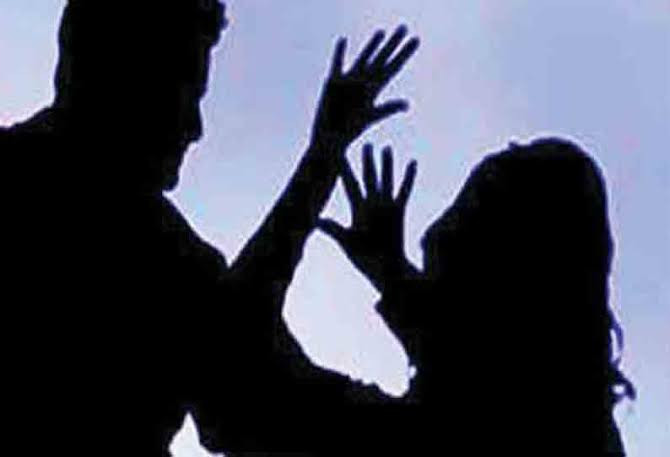 பெண்ணுக்கு கொலை மிரட்டல்...! 4 பேர் மீது வழக்குப்பதிவு..!