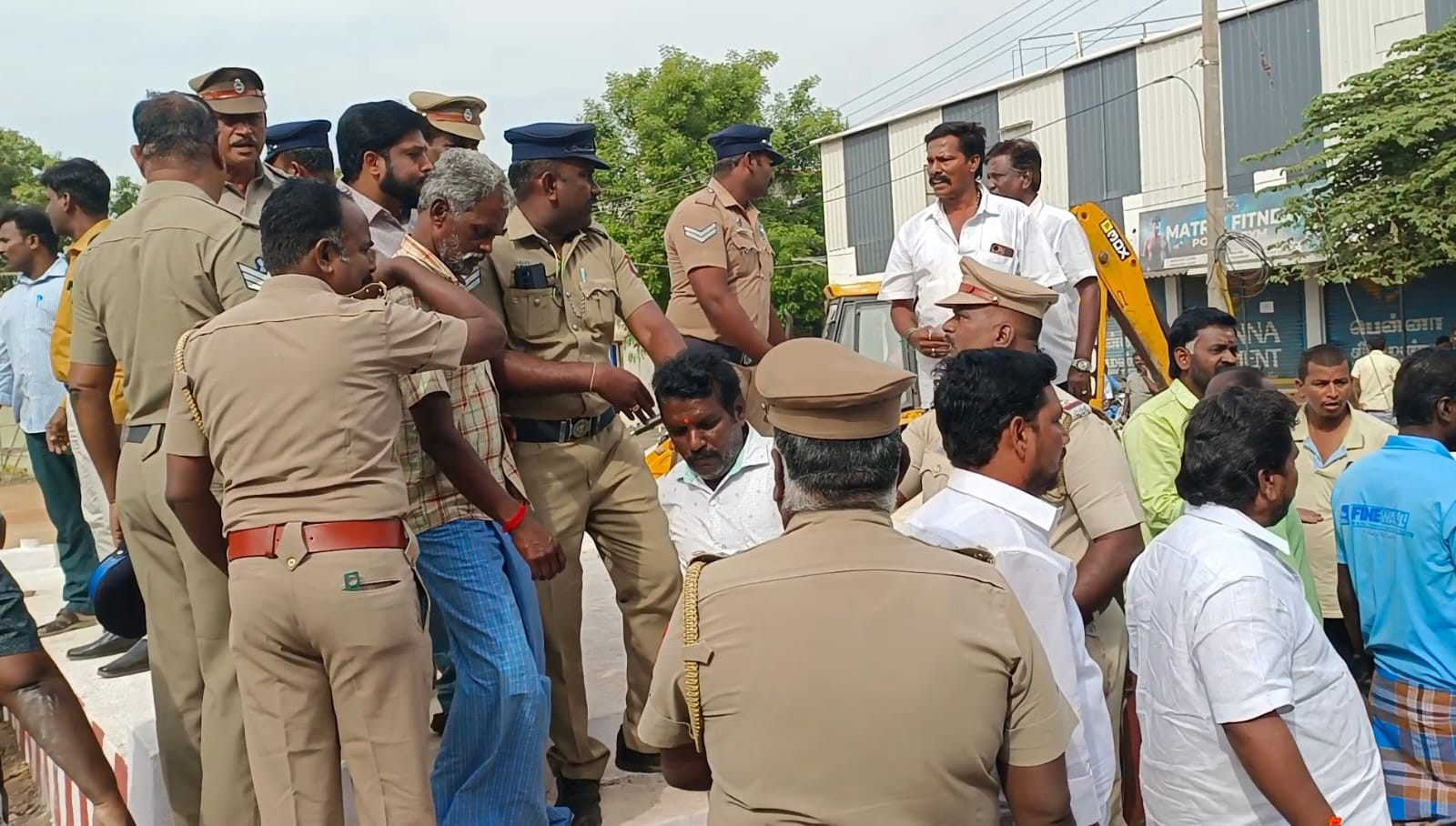 கோயில் விவகாரம்..! அதிகாரிகளிடம் பாஜக, பொதுமக்கள் கடும் வாக்குவாதம்..!