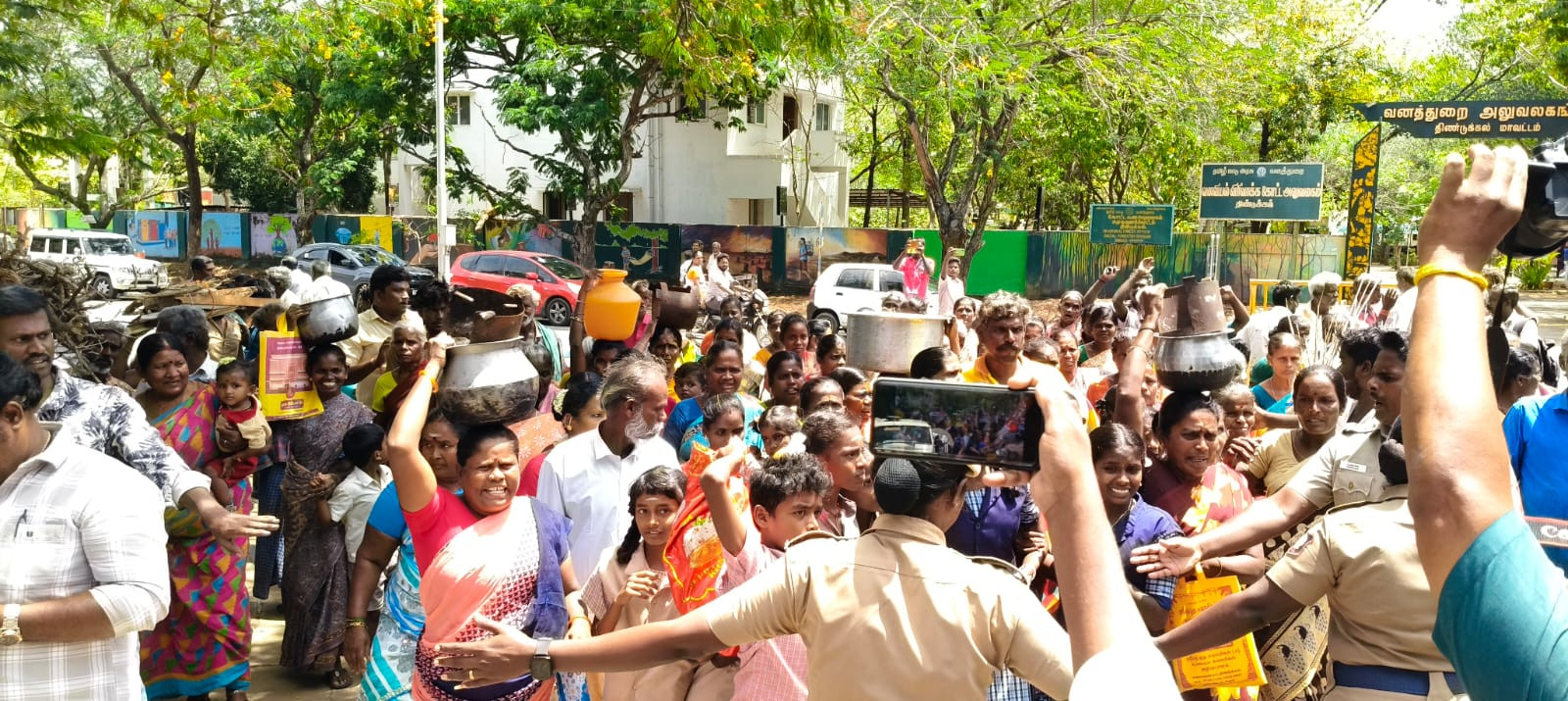 போலீசாருடன் தள்ளுமுள்ளு...! குடியிருப்பு போராட்டம்...! பெரும் பரபரப்பு...!