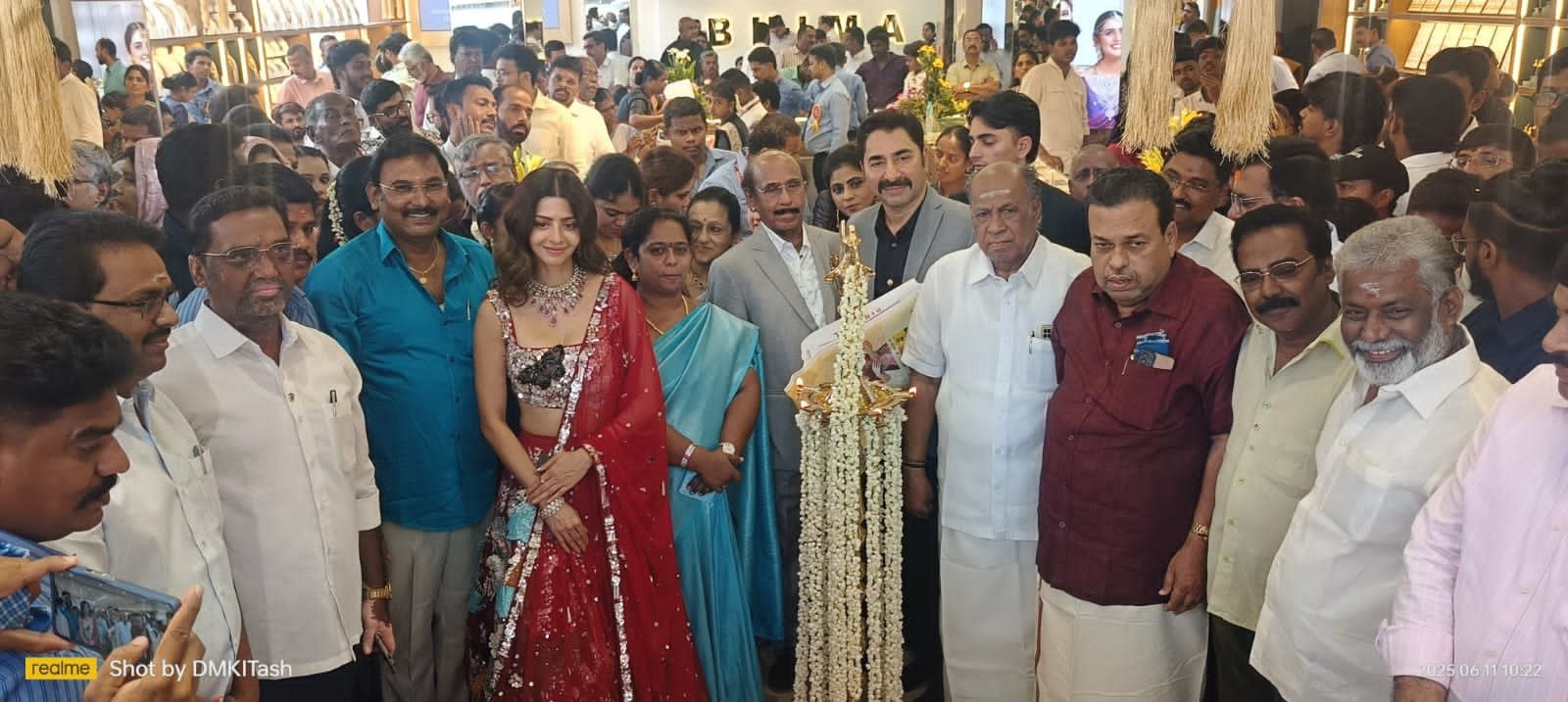 நடிகை வேதிகா...! முதல் விற்பனை...! ரசிகர்கள் உற்சாகம்...!