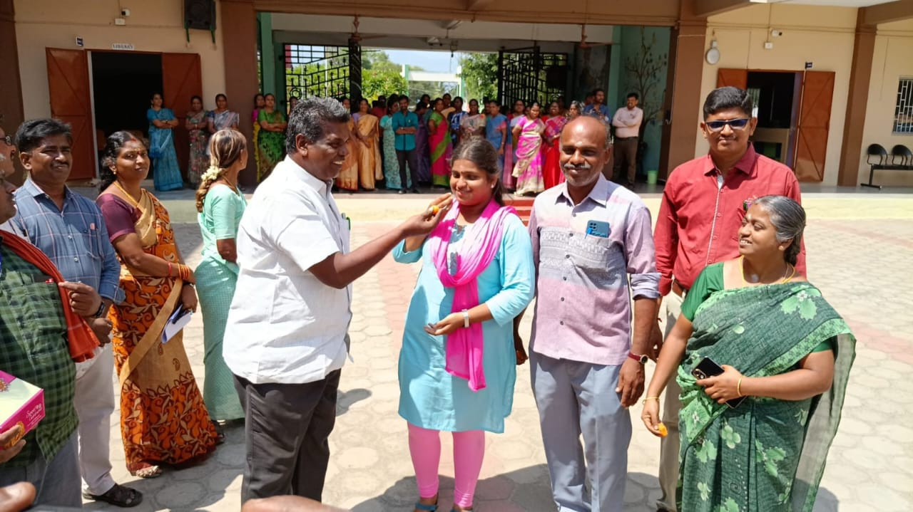 முதல் மதிப்பெண் மாணவிக்கு குவியும் பாராட்டு...! இந்த மாணவி எந்த ஊர் தெரியுமா...?