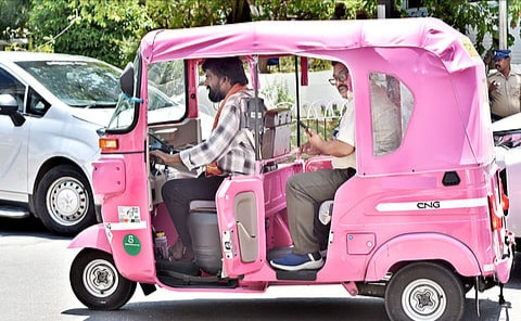 ஆட்டோக்களை ஆண்கள் ஓட்டினால் பறிமுதல்...! கலெக்டர் கடும் எச்சரிக்கை...!