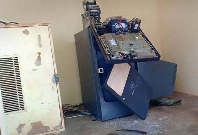 வங்கி ஏடிஎம் இயந்திரம் உடைப்பு..! போலீசார் தீவிர விசாரணை..!