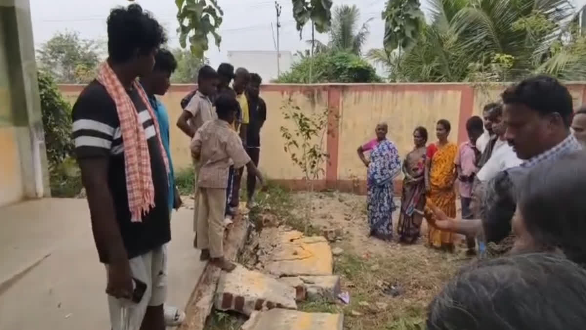பள்ளிச் சுவர் இடிந்து மாணவன் பலி..! தலைமை ஆசிரியர் உட்பட 3 அதிகாரிகள் மீது வழக்குப்பதிவு...!