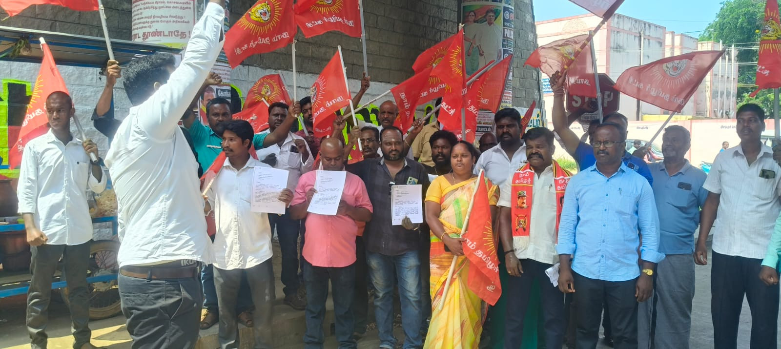 தொடர்ந்து கேட்கும் வெடி சத்தம்....! நாதக ஆர்ப்பாட்டம்.....! எங்கன்னு தெரியுமா.....?