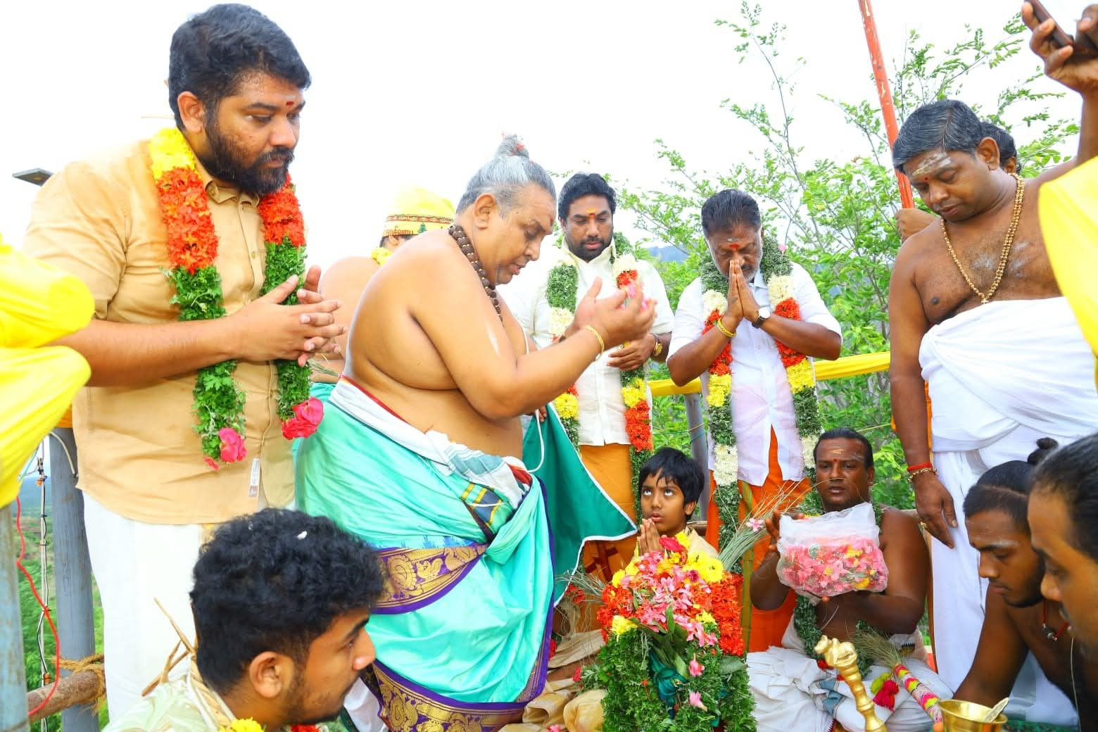 ஓபிஎஸ் தலைமையில் மாபெரும் கும்பாபிஷேகம்...! மக்கள் மகிழ்ச்சியுடன் வரவேற்பு....!