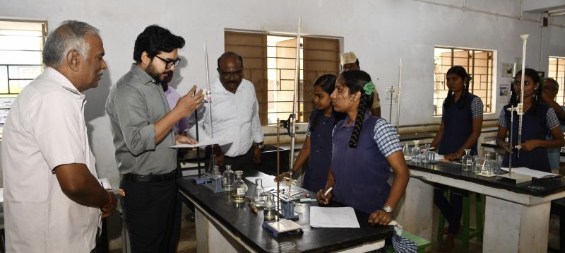 தேனியில் மாணவர்களுக்கு செய்முறை தேர்வு கலெக்டர் ரஞ்ஜீத் சிங் ஆய்வு....!!!!