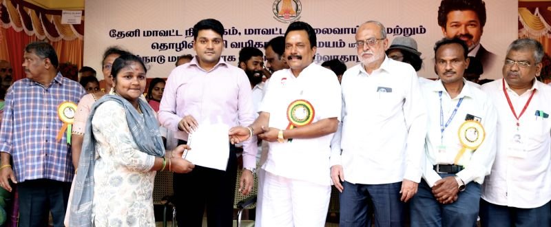 தனியார் துறை தேர்வு முகாம் மூலம் தேர்வு பெற்றவர்களுக்கு பணி ஆணை வழங்கிய கலெக்டர் வைத்தியநாதன்....!!!"