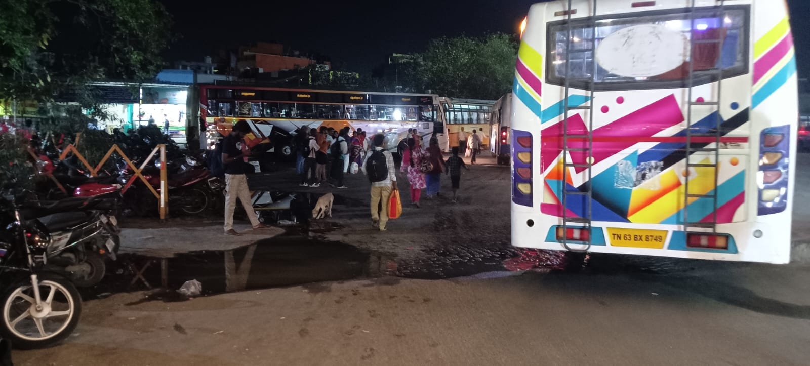 மதுரையில் மணக்கும் பஸ் நிலையம் !  உறக்கத்தில் மாநகராட்சி !! 