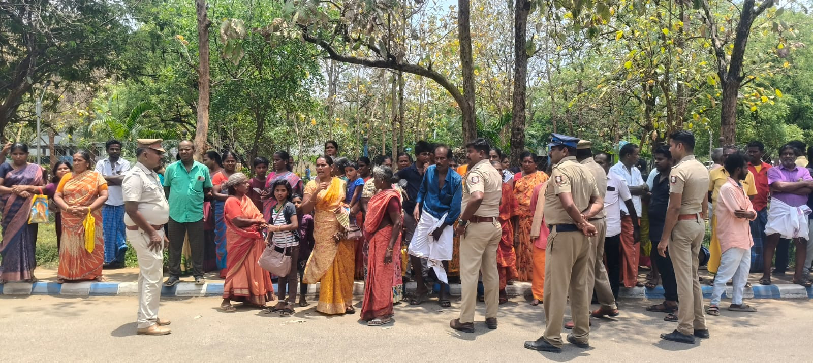 பொய் வழக்கு...! ஆட்சியர் அலுவலகத்தில் தர்ணா போராட்டம்...!