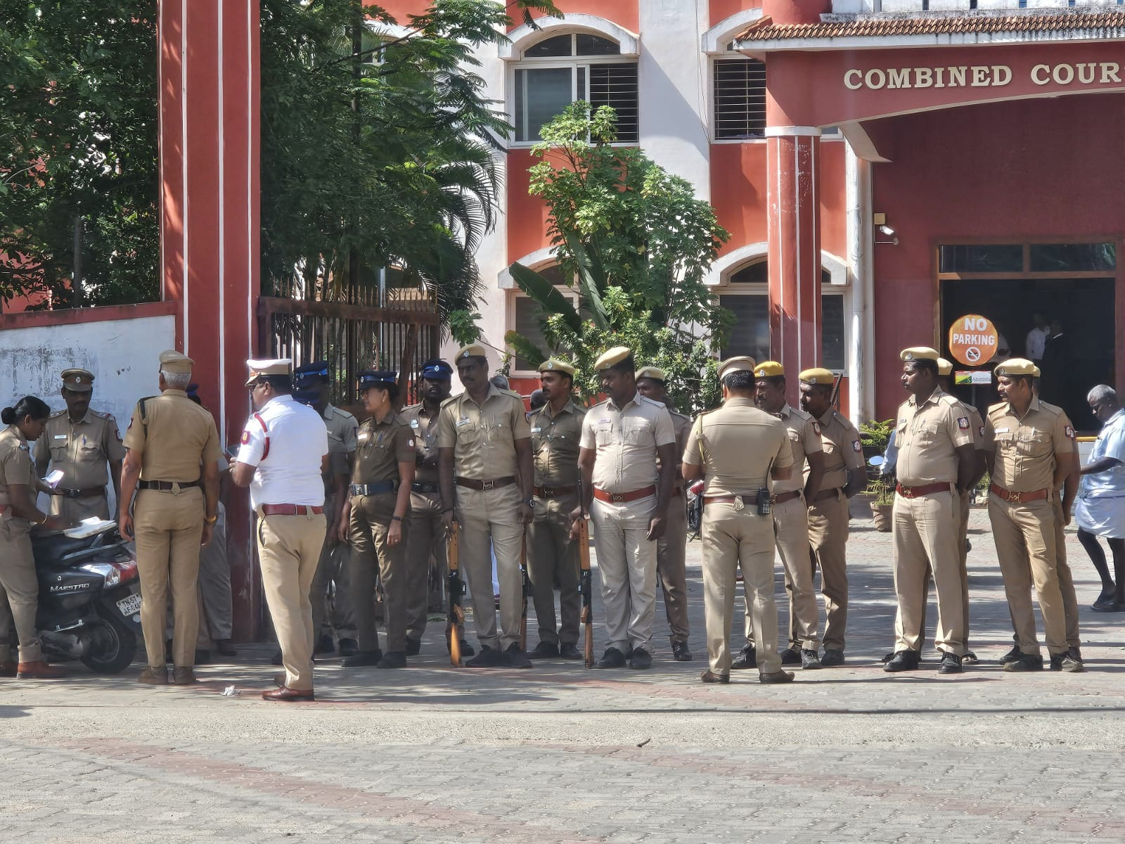 நீதிமன்றம் முன் போலீஸ் குவிப்பு..! பெரும் பரபரப்பு...!