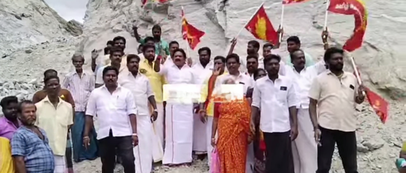 கல்குவாரிக்கு எதிர்ப்பு...! தொழிலாளர்கள் மலை மீது ஏறி போராட்டம்..! பெரும் பரபரப்பு...!
