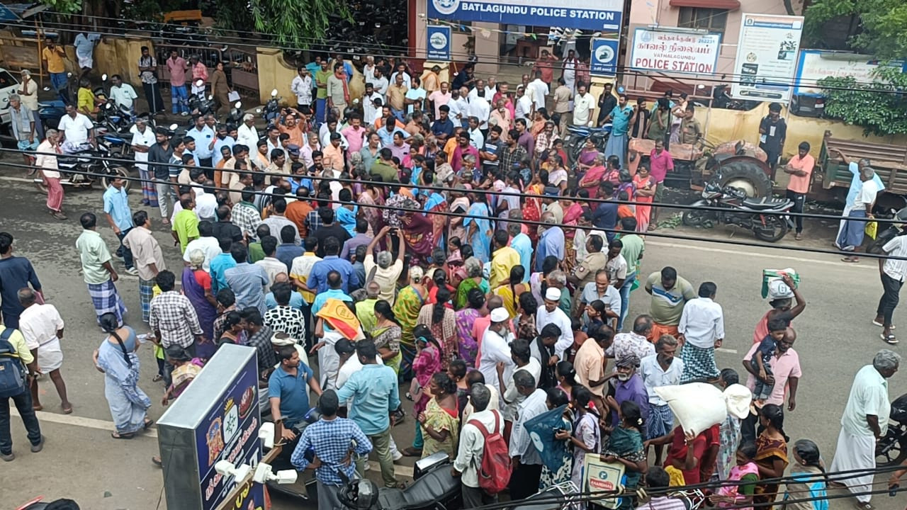 திடீர் பரபரப்பு....! வத்தலகுண்டு காவல் நிலையம் முன் சாலை மறியல்..!