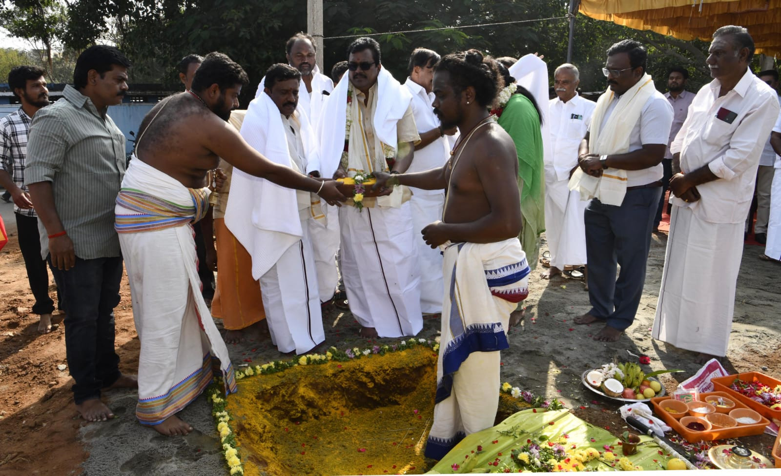 தேனியில் ரூ.7.40 கோடியில் நவீனமயமாகும் கண்மாய்....! எம்பி, எம்எல்ஏ தொடங்கி வைத்தனர்...!