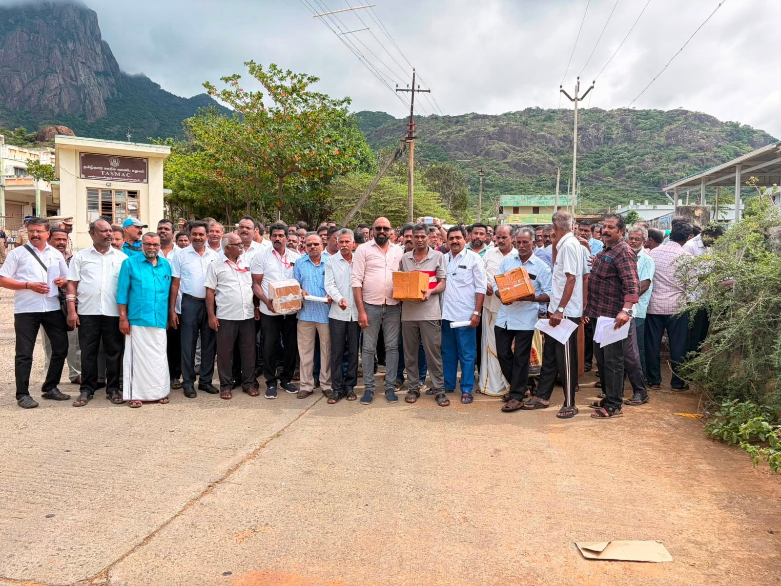 எச்சில் பாட்டில்களை வாங்க மாட்டோம் !  பணியாத பணியாளர்கள் -  பிடிவாதம் பிடிக்கும் நிர்வாகம் !!