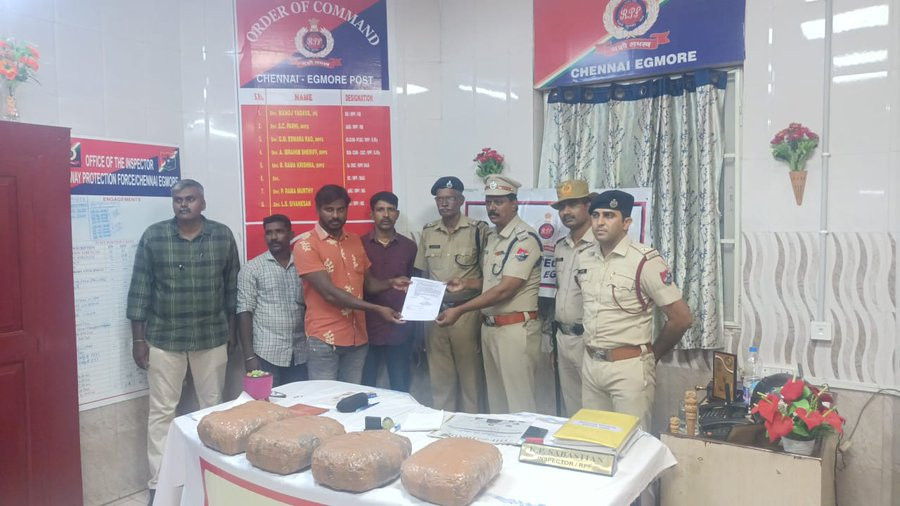 கேட்பாரற்று கிடந்த ₹6 இலட்சம் மதிப்பிலான பொருள்....! தீவிர விசாரணையில் போலீஸ்....!