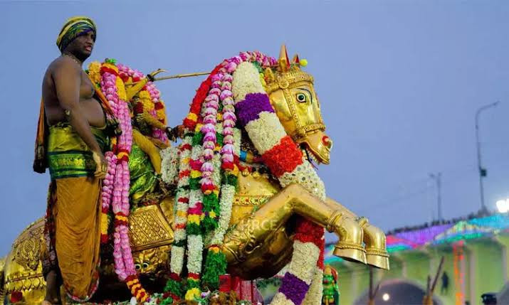 வைகை ஆற்றில் மக்கள் வெள்ளம்..!