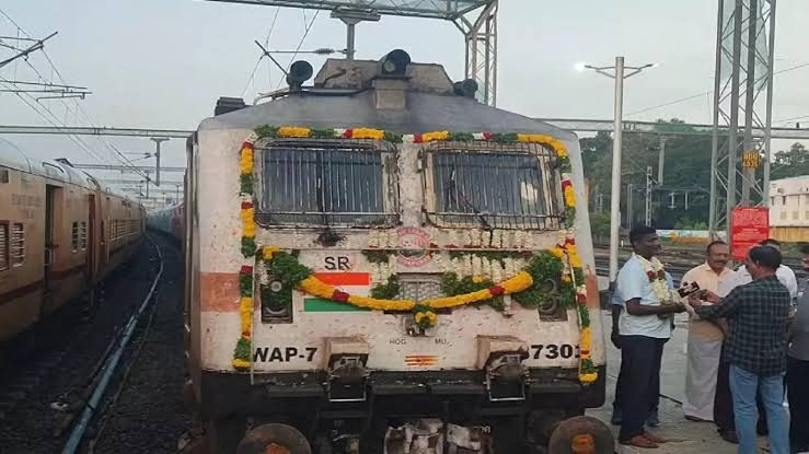 ரயிலுக்கு பிறந்தநாள்...! கேக் வெட்டிக் கொண்டாடிய இளைஞர்கள்...! உற்சாக கொண்டாட்டம்...!