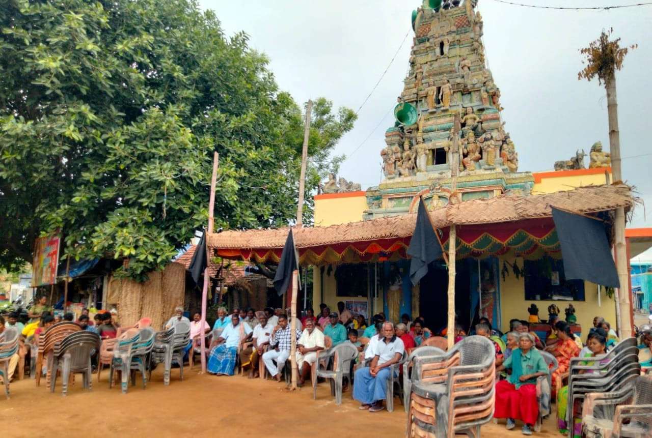 பொதுமக்கள் கருப்புக் கொடி கட்டி உண்ணாவிரதம்...! அதீத கோரிக்கைகள்..!