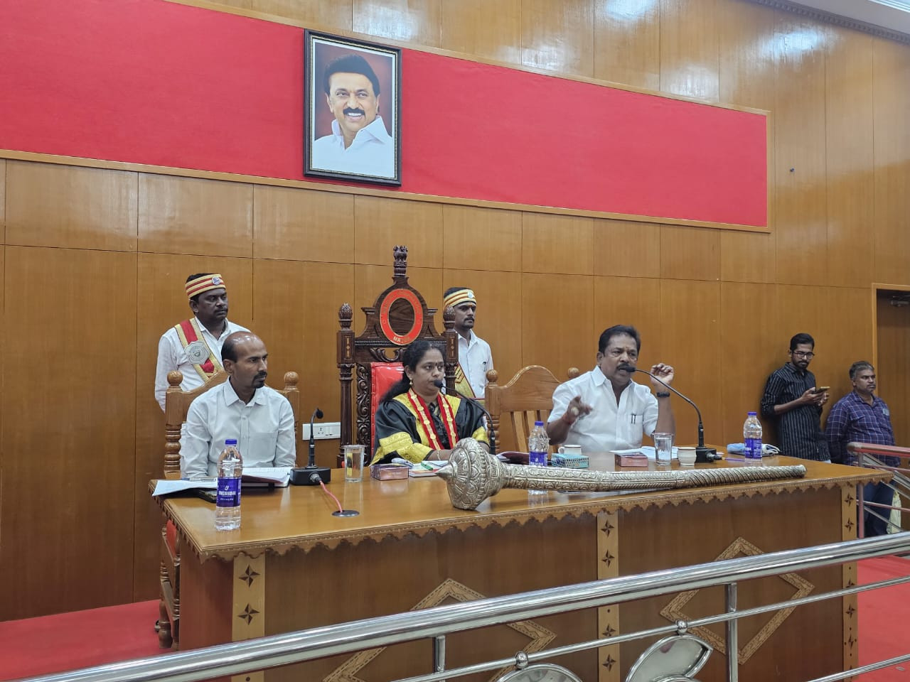 மாநகராட்சி மாமன்ற கூட்டம்....! வாக்குவாதத்தில் ஈடுபட்ட உறுப்பினர்கள்...!