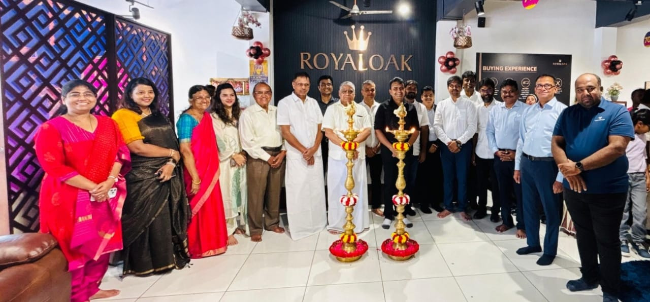 திருப்பூரில் பிரமாண்ட ஷோரூம் திறப்பு விழா...! மக்கள் வரவேற்பு...!