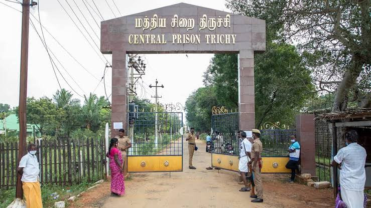 சிறை கைதி விவகாரம்...! சிறை காவலர்கள் மீது வழக்கு பதிவு...! 