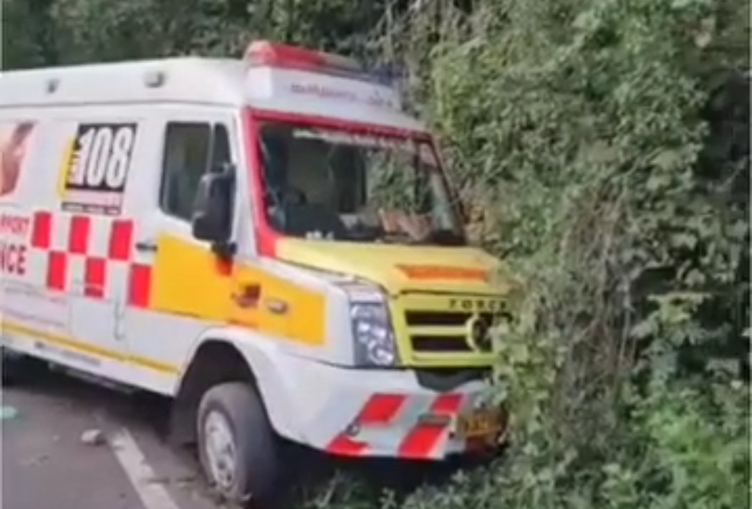 கொடைக்கானலில் பரபரப்பு...! 108 ஆம்புலன்ஸில் சென்றவர்களுக்கு நேர்ந்த சோகம்....!