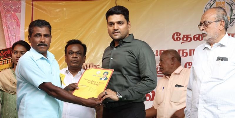 தேனி கலெக்டரின் எளிமை பொது மக்களிடம் பெரும் வரவேற்பு...!!!
