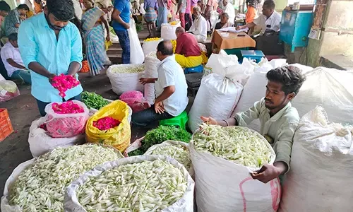 திண்டுக்கல் பூ மார்க்கெட்டில் பூக்களின் விலை கிடுகிடு உயர்வு...! 