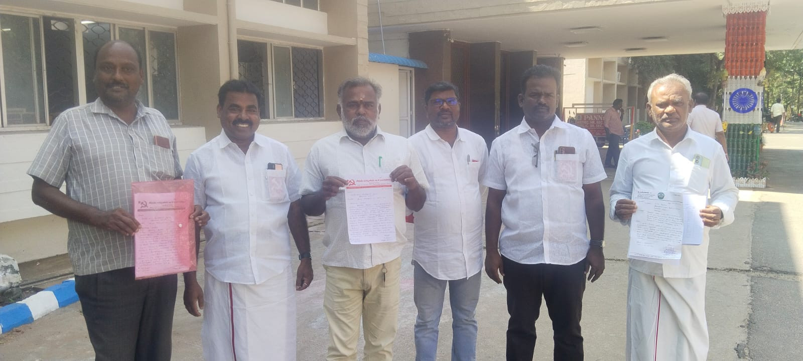 வாக்குறுதி அளித்தும் நடவடிக்கை இல்லை...! கலெக்டரிடம் மனு...!